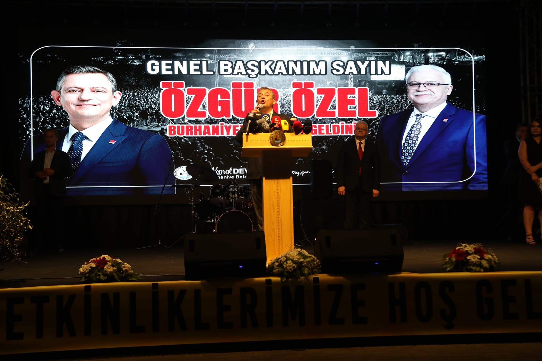 34, Burhaniye-Ören Turizm ve Kültür Festivali, CHP Genel Başkanı Özgür Özel'in katılımıyla coşkulu bir şekilde açıldı. Festival 8 farklı noktada 5 gün boyunca sürecek.