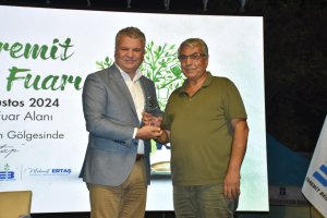 Edremit Belediyesi tarafından düzenlenen 6. Edremit Kitap Fuarı, coşku dolu etkinliklerle sona erdi. Fuarda, edebiyat dünyasının önemli isimleri çeşitli söyleşilerle katılımcılarla buluştu.