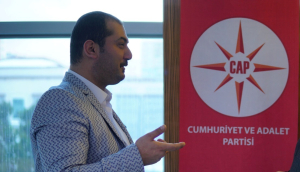 Cumhuriyet ve Adalet Partisi Genel Başkanı Ahmet Sevim, CHP İzmir Milletvekili Tuncay Özkan’ın Cumhurbaşkanı Erdoğan’a yönelik ifadelerine sert tepki gösterdi. Sevim, Özkan’ın söylemlerinin siyasi ahlakın çöküşünü ve toplumsal kutuplaşmayı derinleştirdiğini vurguladı.