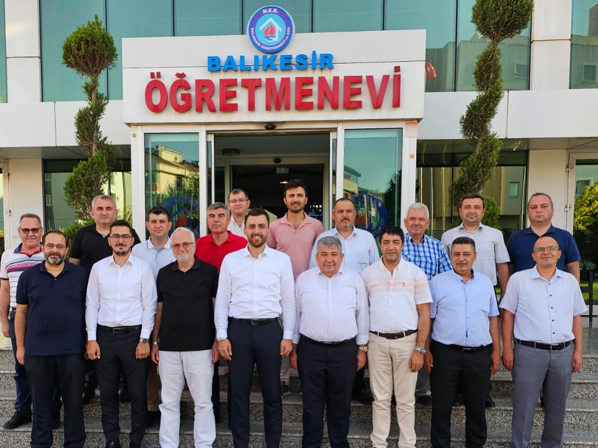 AK Parti Milletvekili Öztaylan, Balıkesir Memur-Sen Temsilcileri ile Bir Araya Geldi AK Parti Balıkesir Milletvekili Ali Taylan Öztaylan, Balıkesir Memur-Sen ve bağlı sendika temsilcileri ile gerçekleştirdiği toplantıda, sendika çalışanlarının taleplerini, görüşlerini ve karşılaştıkları sorunları dinledi. Öztaylan, sendika çalışanlarının hakları ve çalışma koşullarının iyileştirilmesi üzerine yapılan istişarelerde, konu odaklı çözüm önerileri sundu ve bu talepleri titizlikle takip edeceğini belirtti.