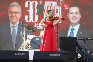 Bandırma’da 30 Ağustos Zafer Bayramı, Genç Yetenekler Konseri ile coşkuyla kutlandı. Cumhuriyet Meydanı’nda düzenlenen konser, gençlerin sahne performanslarıyla izleyicilere unutulmaz anlar yaşattı.