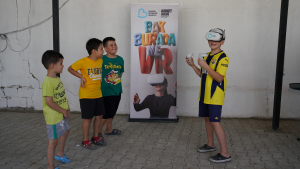 Balıkesir Büyükşehir Belediyesi, kırsal mahallelerdeki çocukları VR gözlüğü ile Atatürk ve silah arkadaşlarıyla buluşturuyor. Bu etkinlik, çocuklar arasında büyük ilgi görüyor.