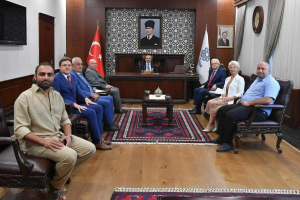 Burhaniye’nin Otopark Sorununa Çözüm Arayışları: Başkan Deveciler ve Heyet, Vali Ustaoğlu'nu Ziyaret EttiBurhaniye Belediye Başkanı Ali Kemal Deveciler, Burhaniye Ticaret Odası Başkanı Hasan Varol ve sivil toplum kuruluşlarından oluşan bir heyet, Burhaniye’de uzun yıllardır devam eden otopark sorununa çözüm bulmak amacıyla Balıkesir Valisi İsmail Ustaoğlu'nu ziyaret etti. Görüşmede, ilçenin en merkezi noktalarından biri olan Kocacami Mahallesi Ali Çetinkaya mevkiindeki eski devlet hastanesi arazisinin değerlendirilmesi üzerine fikir alışverişinde bulunuldu.