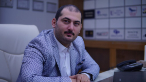 Başkan Sevim: "CHP'nin Oklarının Renk Değişikliği Türk Tarihine Yapılan Büyük Bir Yanlıştır"Cumhuriyet Halk Partisi (CHP) Grup Başkanı Özgür Özel’in, partinin sembolü olan okların renklerini yeşil ve mor yapma önerisi, Türkiye’de büyük bir tartışma yarattı. Bu öneriye en sert tepki Cumhuriyet ve Adalet Partisi Genel Başkanı Ahmet Sevim’den geldi.