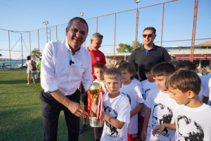 30 Ağustos Zafer Bayramı kapsamında Ayvalık’ta düzenlenen Atatürk Kupası, dostluk dolu anlara sahne oldu. Turnuvada kazanan dostluk oldu; tüm takımlar plaket, madalya ve kupa ile ödüllendirildi.