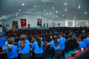 Burhaniye Belediyesi, Dünya Temizlik Günü kapsamında 680 kişiye çevre bilinci kazandırmak için eğitim düzenledi. Etkinlikte sıfır atık ve iklim değişikliği konuları işlendi.