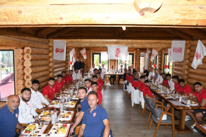 Altıeylül Belediye Başkanı Hakan Şehirli, Balıkesirspor yönetimi, oyuncuları ve aileleri için özel bir kahvaltı düzenledi. Etkinlikte, birlik ve beraberlik mesajları verilerek Balıkesirspor’a olan destek vurgulandı.