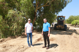 Burhaniye Belediye Başkanı Ali Kemal Deveciler, Karınca Deresi kenarında yürüyüş ve bisiklet yolu projesini hayata geçiriyor. 1500 metre uzunluğundaki yol ve aydınlatma çalışmaları ile vatandaşlar güvenle spor yapabilecek.