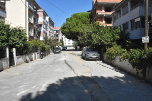  Edremit Belediyesi, doğalgaz altyapı çalışmalarından zarar gören yolların onarımı ve genel yol bakım çalışmalarını hızla sürdürüyor.