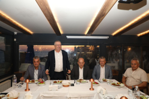 Edremit Belediye Başkanı Mehmet Ertaş, meslek odaları başkanlarıyla bir araya gelerek ilçedeki esnafın ekonomik sorunlarını ve çözüm önerilerini görüştü. Belediye ile esnaf iş birliği güçleniyor.