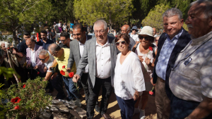 Tuncel Kurtiz, vefatının 11. yılında Edremit’in Çamlıbel köyündeki mezarı başında düzenlenen törenle anıldı. Sanatçının ailesi, dostları ve sevenleri anma etkinliğinde buluştu.