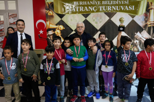 Burhaniye Belediyesi Ahmet Akın Kültür Merkezi'nde düzenlenen Cumhuriyet Bayramı Satranç Turnuvası, 7 farklı ilden 100 sporcunun katılımıyla tamamlandı. Dereceye giren sporculara ödüllerini Burhaniye Belediye Başkanı Ali Kemal Deveciler verdi.