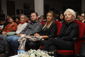 Burhaniye Belediyesi Kent Tiyatrosu (BBKT), 25. yılında düzenlediği Tiyatro Günleri'nde büyük ilgi gördü. İlk gün sahnelenen "Sınır" oyunu izleyicilerden tam not aldı.