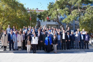 Burhaniye'de 19 Ekim Muhtarlar Günü, Belediye Başkanı Ali Kemal Deveciler'in ev sahipliğinde düzenlenen tören ve kahvaltı organizasyonu ile kutlandı.