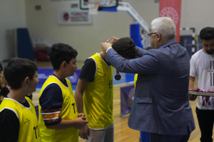 Burhaniye'de Amatör Spor Haftası etkinlikleri, Belediye Başkanı Ali Kemal Deveciler'in katılımıyla kutlandı. Dereceye giren sporculara ödüller verildi.