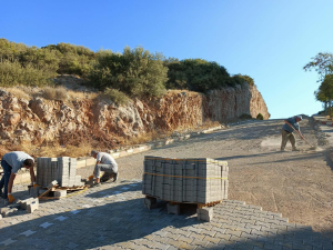 Edremit Belediyesi, Eroğlan Mahallesi ve Atatürk Mahallesi TOKİ bölgesinde yol yapım ve düzenleme çalışmalarını sürdürüyor. Başkan Mehmet Ertaş, çalışmaların kısa sürede tamamlanacağını belirtti.