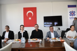 Altıeylül Belediyesi, 19 Ekim Muhtarlar Günü’nde 94 mahalle muhtarı ile kahvaltı programı düzenledi. Başkan Hakan Şehirli, muhtarların taleplerini dinleyerek mahallelerle ilgili görüş alışverişinde bulundu.