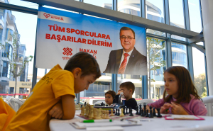 Altıeylül Belediyesi, Cumhuriyetimizin 101. yılına özel olarak düzenlediği satranç turnuvasında 101 sporcuyu ağırladı. Başkan Şehirli, gençlerin zeki ve ahlaklı sporcular olarak yetişmesine dikkat çekti.