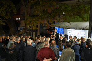 Balıkesir Büyükşehir Belediye Başkanı Ahmet Akın, İvrindi köylerinde halkla buluşarak yakan biber üretimi için satın alma garantisi vereceklerini açıkladı. Ayrıca, altyapı ve tarım projeleriyle ilgili önemli açıklamalar yaptı.