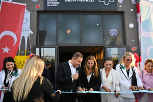 Balıkesir Büyükşehir Belediyesi, çocukların eğlenerek çevre bilincini geliştireceği Çevre Eğitim ve Bilim Merkezi’ni hizmete açtı. Başkan Ahmet Akın, çevreye duyarlı bireyler yetiştirmek için tüm imkânları seferber edeceklerini belirtti.