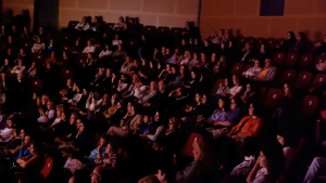 Susurluk Kongre ve Kültür Merkezi’nin açılışında sahnelenen Ayvalık Belediye Tiyatrosu’nun “Hatırla Ey Peri” oyunu, izleyicilere duygu dolu anlar yaşatarak dakikalarca ayakta alkışlandı.