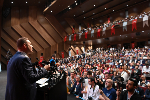 Balıkesir Büyükşehir Belediye Başkanı Ahmet Akın, Dünya Balıkesirliler Günü'nde Yakın Kart projesini hayata geçirdi. Proje, ihtiyaç sahiplerine destek sağlarken, tüm Balıkesirlilerin kent hizmetlerinden faydalanmasını amaçlıyor.