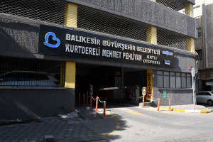 Balıkesir Büyükşehir Belediyesi’ne bağlı BALPARK otoparkları, yangın tüpleri ve katlar arası file montajıyla daha güvenli hale getirildi. Güvenlik önlemleri ile sürücüler ve sokak hayvanları koruma altına alındı.