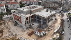 Bandırma’nın 25 yıllık kültür merkezi hasreti sona eriyor. Balıkesir Büyükşehir Belediye Başkanı Ahmet Akın’ın girişimleriyle yeniden başlatılan inşaat, 2025’te tamamlanacak.