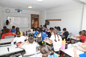 Burhaniye Sosyal Etkinlik Merkezi (BURSEM), 2024-2025 eğitim yılında 6. dönemine başladı. Burhaniye Belediyesi'nin eğitim projelerinden olan BURSEM, dar gelirli ailelerin çocuklarına LGS ve YKS hazırlık desteği sunuyor.