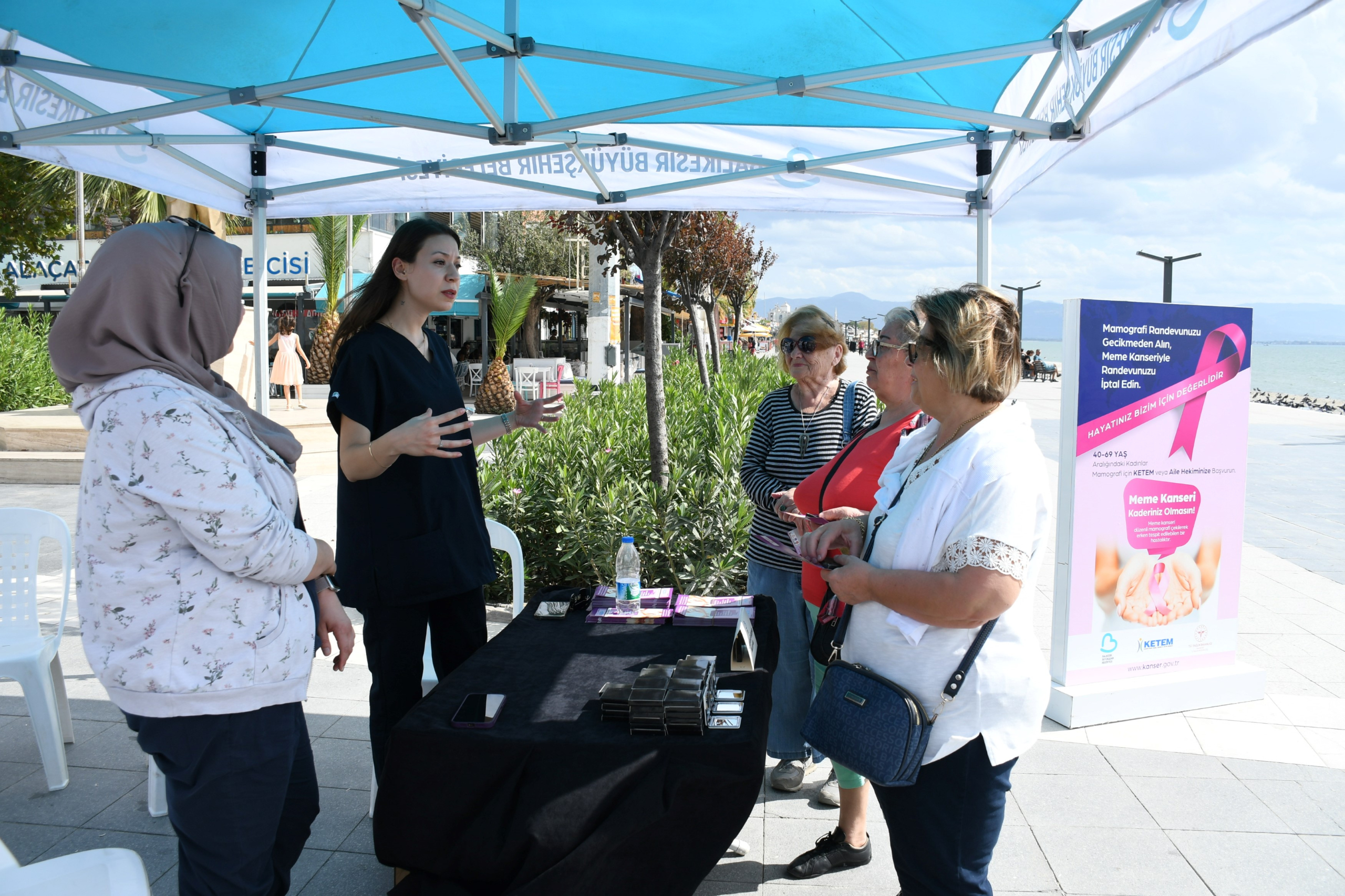 Balıkesir Büyükşehir Belediyesi, meme kanseri farkındalığını artırmak için Akçay’da bilgilendirme standı açtı. Başkan Ahmet Akın, erken teşhisin önemine dikkat çekti.