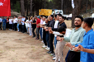 Edremit Körfezi Vanlılar Derneği tarafından düzenlenen 1. Piknik ve Halay Günü etkinliği, yüzlerce Vanlıyı bir araya getirerek kültürel değerleri yaşattı. Ayran aşı ikramı ve halaylarla dolu bu etkinliğin detayları burada!