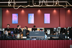 Balıkesir Büyükşehir Belediyesi, “10 Numara Kente 10 Numara Kahve” sloganıyla On On Kafe’nin 12’nci şubesini Çamlık’ta hizmete açtı. Başkan Ahmet Akın, şubelerin Balıkesir’in her ilçesine yayılacağını ve sosyal projelerle vatandaşların yanında olacaklarını belirtti.