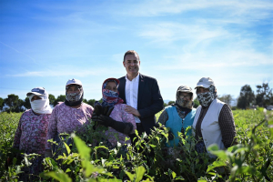 Balıkesir Büyükşehir Belediye Başkanı Ahmet Akın, kadın çiftçilere sürpriz ziyarette bulunarak tarımsal kalkınmanın önemini vurguladı ve sağlık taramaları müjdesini verdi.