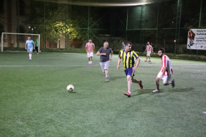 Edremit Belediyesi tarafından düzenlenen Cumhuriyet Kupası Futbol Turnuvası, Başkan Mehmet Ertaş’ın başlama vuruşuyla başladı. Şampiyon takım 29 Ekim’de ödüllendirilecek.