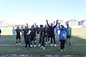 1966 Edremitspor, Bölgesel Amatör Lig 8. Grup'ta İnegöl Doğugücü'nü 6-1 yenerek sezonun ilk galibiyetini aldı. Maçta Adem Parlak ve Murat Çaydemir'in golleri dikkat çekti.