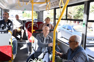 Balıkesir Büyükşehir Belediyesi, semt pazarlarına ücretsiz ring seferleri başlattı. TOKİ ve Adnan Menderes Mahallesi sakinleri, bu hizmetle pazara rahatça ulaşıyor ve büyük memnuniyet duyuyor.