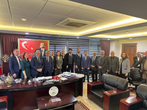 Bandırma Belediye Başkanı Dursun Mirza, yeni seçilen Balıkesir Baro Başkanı Av. Hakan Topaloğlu’nu makamında ağırladı. Ziyaretin ardından Başkan Mirza, halk odaklı hizmetlere devam edeceklerini vurguladı.