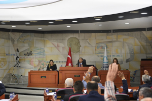 Balıkesir Büyükşehir Belediyesi’nin 2025 bütçesi oy birliğiyle kabul edildi. 20 milyar 500 milyon TL’lik bütçede sosyal yardımlar 5 kat artırılırken, kırsal kalkınmaya öncelik verildi. Başkan Ahmet Akın, “Balıkesirlinin sofrasındaki ekmeği büyüteceğiz” dedi.