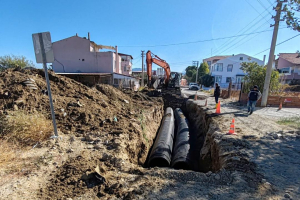 Burhaniye Belediyesi, Hürriyet Mahallesi’nde yağmur suyu birikintilerini önlemek amacıyla hasar görmüş yağmur suyu hattını yeniledi. Altyapı çalışmalarıyla su tahliye sorunu çözüldü.
