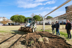 Burhaniye Belediyesi ve Gençlik ve Spor Bakanlığı iş birliğiyle 8 Eylül Stadı yenileniyor. Çim sahadan tribünlere kadar yapılan çalışmalar, Edremitspor karşılaşmasına yetiştirilecek.