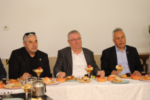 Edremit Belediyesi ve S.S Kazdağları Dereli Tarımsal Kalkınma Kooperatifi iş birliğiyle Kazdağı Bal Ormanları’nda başlatılan projelerle arıcılık ve bal üretimi destekleniyor. Dereli Mahallesi’nde yapılan toplantıda Başkan Mehmet Ertaş, arıcılık sektörünün kırsal kalkınmaya katkı sağlayacağını vurguladı.