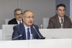 Basın İlan Kurumu Genel Müdürü Cavit Erkılınç, resmî ilan fiyat tarifesine yapılacak zam oranlarının hassas dengeler gözetilerek belirlendiğini açıkladı. Toplantıda sektörün geleceği ele alındı.