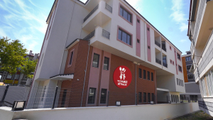 Ayvalık Belediyesi, ilçenin ilk belediye kreşi olan Yuvamız Ayvalık Çocuk Etkinlik Merkezi'nin açılışına hazırlanıyor. Güvenli ve çağdaş bir eğitim alanı sunacak bu proje hakkında detaylar haberimizde.