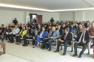 Basın İlan Kurumu Genel Müdürü Cavit Erkılınç, İzmir toplantısında gazetecilik mesleğinin geleceğini değerlendirdi. Resmî ilanlardaki düşüşe dikkat çeken Erkılınç, basının nitelikli içerik üretimini artırması gerektiğini vurguladı.