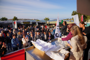 Ayvalık Belediyesi Üretim ve Pazarlama Kooperatifi ile Mahalleevleri, Uluslararası Zeytin Hasat Festivali'nde düzenledikleri mutfak atölyeleri ve yerel ürünleriyle dikkat çekti. Kooperatifin özel tarifleri Balıkesir Belediyesi’nin ikramlarında kullanılacak.