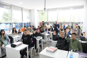 Altıeylül Belediyesi’nin "Çocuk Üniversitesi" projesi kapsamında, 52 öğrenciye Türkçe, Matematik, Fen Bilgisi, İngilizce ve Robotik Kodlama dersleri ücretsiz olarak sunuluyor. Eğitime kesintisiz destek!