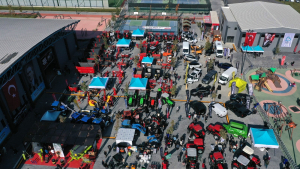 Balıkesir Tarım ve Hayvancılık Fuarı, yoğun ilgiyle karşılandı. 15 bini aşkın ziyaretçi, tarım ve hayvancılık sektörünün gelişimi için sunulan yeni fikirler ve ürünlerle buluştu.