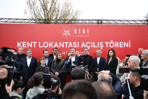 Balıkesir Büyükşehir Belediyesi, ilk Kent Lokantası’nı açarak 4 çeşit yemeği sadece 50 TL’ye sunmaya başladı. Başkan Ahmet Akın, 20 ilçede daha Kent Lokantaları açmayı ve büyük bir aşevi kurmayı planladıklarını duyurdu.