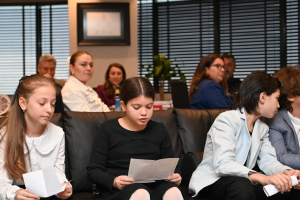 Balıkesir Büyükşehir Belediye Başkanı Ahmet Akın, Çocuk Meclisi üyelerini ağırladı. Çocukların hayallerindeki Balıkesir için önerilerini dinleyen Başkan Akın, engelsiz kent ve Çocuk Köyü projeleriyle ilgili müjde verdi.