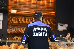 Balıkesir Büyükşehir Belediyesi, halk sağlığını korumak için Karesi’de ekmek fırınlarında kapsamlı denetimler yaptı. Hijyen, gramaj ve ruhsat kontrollerinin gerçekleştirildiği denetimlere Zabıta Daire Başkanı Bülent Mavuk da katıldı.